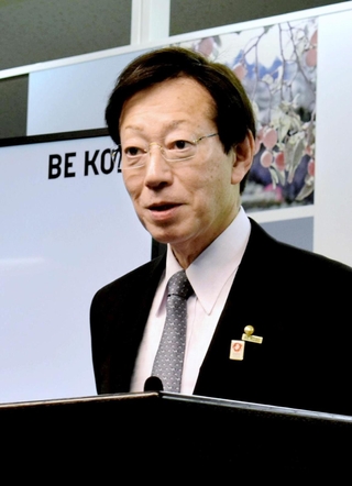 神戸空港の国際チャーター便の運航状況を説明する久元喜造市長＝９日午後、神戸市役所（撮影・井沢泰斗）