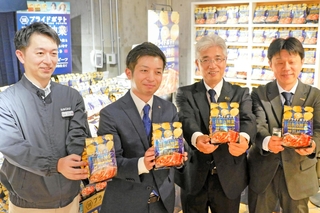 神戸ビーフ味のポテトチップスを手にする湖池屋関西支店長の赤間元貴さん（左から２人目）ら＝神戸市中央区加納町４、阪急オアシス神戸三宮店