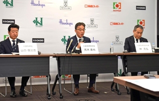 ２０２５年３月期連結決算を発表するエイチ・ツー・オーリテイリングの荒木直也社長（中央）ら＝大阪市北区