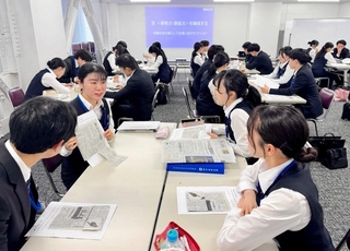 気になる記事について発表し合う新入職員ら＝神戸市中央区浪花町、神戸信用金庫本店