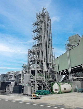 関西電力姫路第２発電所に整備された二酸化炭素（ＣＯ２）を分離・回収する試験設備＝姫路市飾磨区妻鹿常盤町（三菱重工業提供）