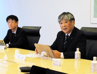 ２０２５年３月期決算について説明するシスメックスの浅野薫社長（右）＝神戸市中央区脇浜海岸通１