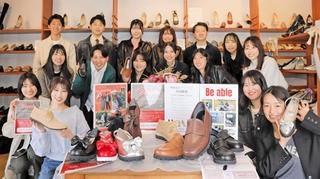 セレステとの産学連携で、３パターンのシューズを企画提案した甲南大西村順二ゼミの学生ら＝神戸市中央区北野町３、シューファンタジー北野店