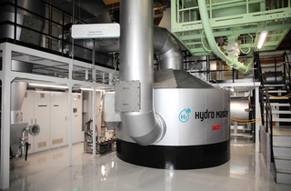 焙煎後の豆をさます「クーリング槽」。水素を示す「Ｈ２」のロゴが映える＝静岡県富士市増川、ＵＣＣ富士工場