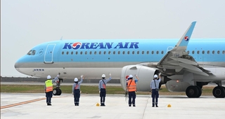 神戸-ソウル（仁川）間を１日２往復する大韓航空機＝４月１８日、神戸市中央区、神戸空港（撮影・風斗雅博）