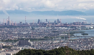 カーボンニュートラルを進める神戸製鋼所の加古川製鉄所＝２０２２年６月加古川市金沢町、高御座山より