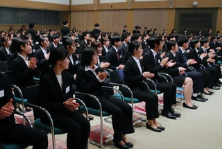 企業の入社式に臨む新入社員