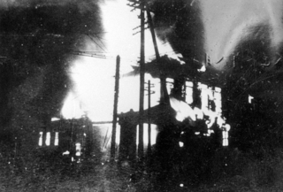 焼き打ちに遭い、燃え上がる鈴木商店。時代はその後、不況から恐慌へなだれ込む＝１９１８（大正７）年８月１２日