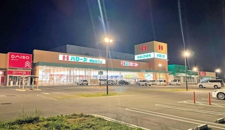午前０時を過ぎても営業中で明るいハローズ店舗＝加古川市平岡町高畑