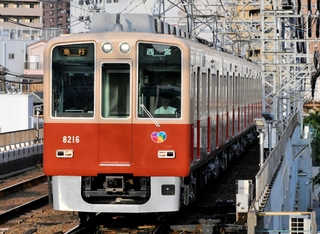 「赤胴車」の配色に塗り直され、営業運転を始めた８０００系車両＝２２日午後、大阪市内（阪神電気鉄道提供）