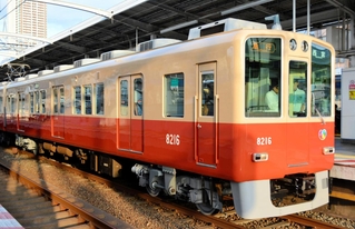 「赤胴車」の配色に塗り直され、営業運転を始めた８０００系車両＝２２日午後、大阪市内（阪神電気鉄道提供）
