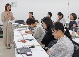 昨年の「女性リーダーのためのビジネス・カレッジ」の様子＝２０２４年９月、神戸市中央区三宮町１
