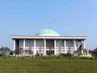 韓国国会議事堂。周辺で非常戒厳への抗議デモが行われた。軍事独裁時代の戒厳令を知るには映画「タクシー運転手」「１９８７」がおすすめ（２０２５年、筆者撮影）