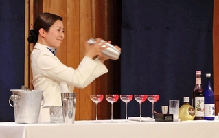優勝した「バー　スロッピージョー」の生田理実さん＝神戸市東灘区御影塚町１（神戸酒心館提供）