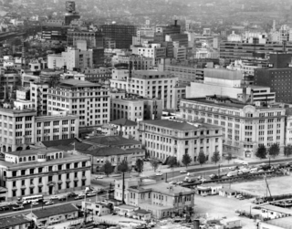 １９６０年代の神戸・旧居留地周辺。車道に面した右端の７階建て建物が現在の神戸商船三井ビル＝１９６４年９月