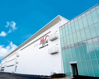 １０月中旬の稼働開始を見込むメディセオの「メディカル流通センター神戸」＝加東市南山６（メディパルホールディングス提供）