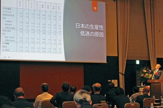 兵庫県経営者協会の特別講演会で、中小企業経営のあり方について語るデービッド・アトキンソン氏（右端）＝神戸市中央区北野町１、ＡＮＡクラウンプラザホテル神戸