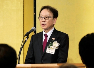 就任パーティーであいさつする兵庫工業会の三宅俊也会長＝神戸市中央区港島中町６
