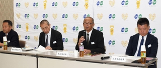 ２０２５年３月期決算を発表する生活協同組合コープこうべの岩山利久組合長（左から３人目）ら＝神戸市東灘区住吉東町４