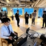 交流会で注目を集めた小型ドローンのデモンストレーション飛行＝神戸市中央区加納町４、アンカー神戸