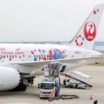国産の航空機用再生燃料（ＳＡＦ）が供給される日本航空の機体＝関西空港