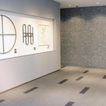 玄関には神戸銀行協会ビルに使われた窓枠などが飾られ、往時の名残をとどめる＝神戸市中央区江戸町