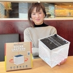 太陽光で発電するランタン「メガパフ」を手にするミープラスの三木美智代さん＝西宮市