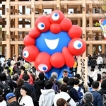 大阪・関西万博の会場で、大勢の来場者に囲まれるミャクミャクの像＝大阪市此花区の夢洲（撮影・風斗雅博）