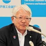 定例会見に臨む川崎博也会頭（中央）ら＝神戸市中央区港島中町６、神戸商工会議所（撮影・谷口夏乃）