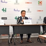 ２０２５年３月期連結決算を発表するエイチ・ツー・オーリテイリングの荒木直也社長（中央）ら＝大阪市北区