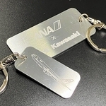 ボーイング７６７のイラストや会社ロゴを刻印したタグ型キーホルダー（川崎重工業提供）
