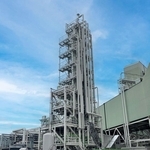 関西電力姫路第２発電所に整備された二酸化炭素（ＣＯ２）を分離・回収する試験設備＝姫路市飾磨区妻鹿常盤町（三菱重工業提供）