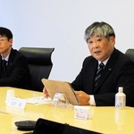 ２０２５年３月期決算について説明するシスメックスの浅野薫社長（右）＝神戸市中央区脇浜海岸通１