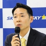 国際線の運航について説明するスカイマークの本橋学社長＝東京都大田区