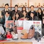 セレステとの産学連携で、３パターンのシューズを企画提案した甲南大西村順二ゼミの学生ら＝神戸市中央区北野町３、シューファンタジー北野店