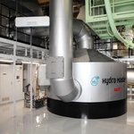 焙煎後の豆をさます「クーリング槽」。水素を示す「Ｈ２」のロゴが映える＝静岡県富士市増川、ＵＣＣ富士工場