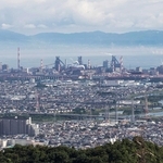 カーボンニュートラルを進める神戸製鋼所の加古川製鉄所＝２０２２年６月加古川市金沢町、高御座山より