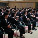 企業の入社式に臨む新入社員