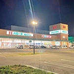 午前０時を過ぎても営業中で明るいハローズ店舗＝加古川市平岡町高畑