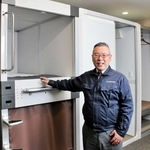 本社のショールームでカプセルベッドを紹介するコスモンドの竹田正邦社長＝神戸市中央区港島中町５