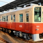 「赤胴車」の配色に塗り直され、営業運転を始めた８０００系車両＝２２日午後、大阪市内（阪神電気鉄道提供）