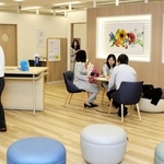 資産運用などの相談に応じる「みずほのアトリエ」。個人客が入りやすい空間づくりを意識した＝西宮市高松町