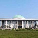 韓国国会議事堂。周辺で非常戒厳への抗議デモが行われた。軍事独裁時代の戒厳令を知るには映画「タクシー運転手」「１９８７」がおすすめ（２０２５年、筆者撮影）