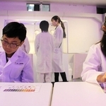 アース製薬のパビリオンで研究者の就業体験を楽しむ小学生たち＝東京都江東区