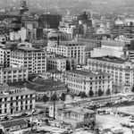 １９６０年代の神戸・旧居留地周辺。車道に面した右端の７階建て建物が現在の神戸商船三井ビル＝１９６４年９月