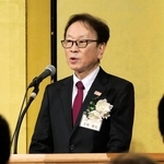 就任パーティーであいさつする兵庫工業会の三宅俊也会長＝神戸市中央区港島中町６