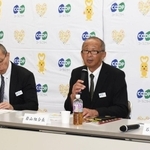 ２０２５年３月期決算を発表する生活協同組合コープこうべの岩山利久組合長（左から３人目）ら＝神戸市東灘区住吉東町４