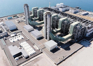 ３０％の水素混焼発電に成功した関西電力姫路第２発電所。左下の施設から火力発電設備に水素を送る＝姫路市飾磨区妻鹿常盤町、同社提供