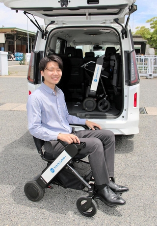 スカイレンタカー神戸空港店が貸し出す「ＷＨＩＬＬ（ウィル）」。折り畳んでワンボックス車のトランクに載せられる＝神戸市中央区港島８、同店