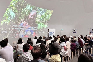 イベントでは、タンザニアでのコーヒー農家のインタビュー映像も流された＝大阪市此花区の夢洲